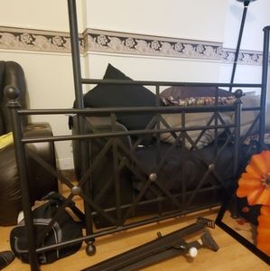 Black metal head and footboard